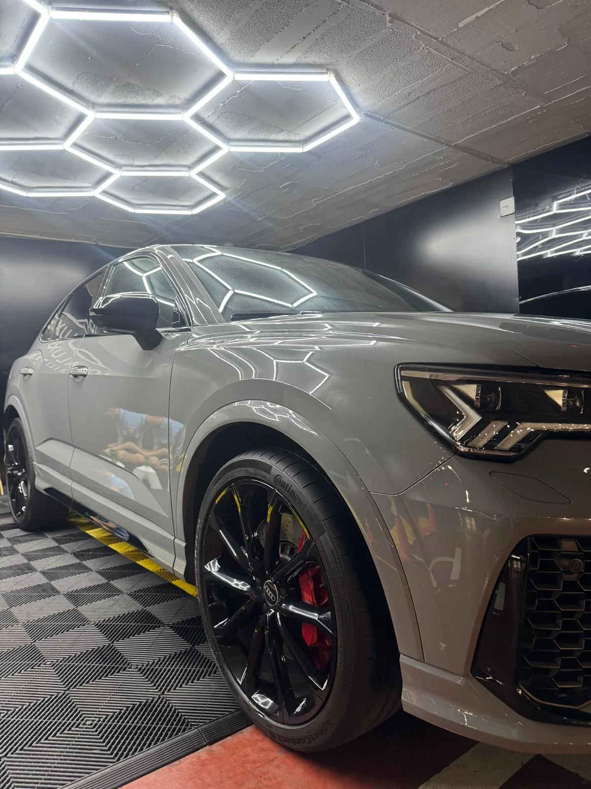 Audi con llantas y carrocería detalladas