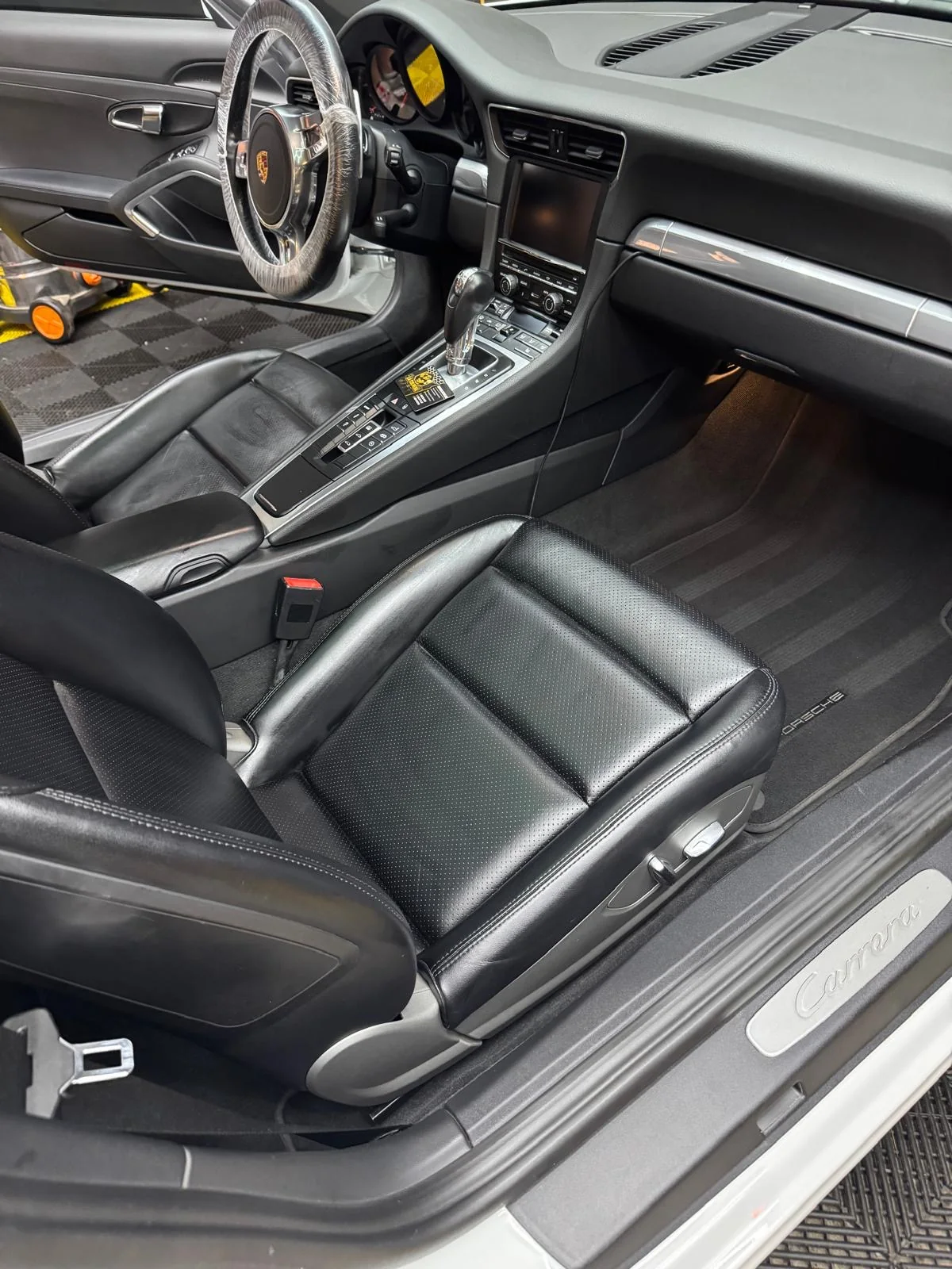 Interior negro de Porsche reacondicionado